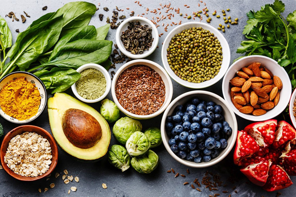 Sử dụng các loại thực phẩm có lợi cho sức khỏe như rau xanh, trái cây, ngũ cốc