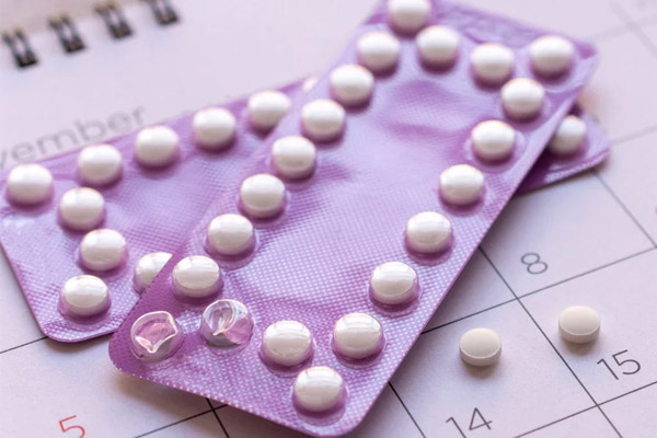 Dùng thuốc tránh thai chứa estrogen và progestin làm giảm androgen